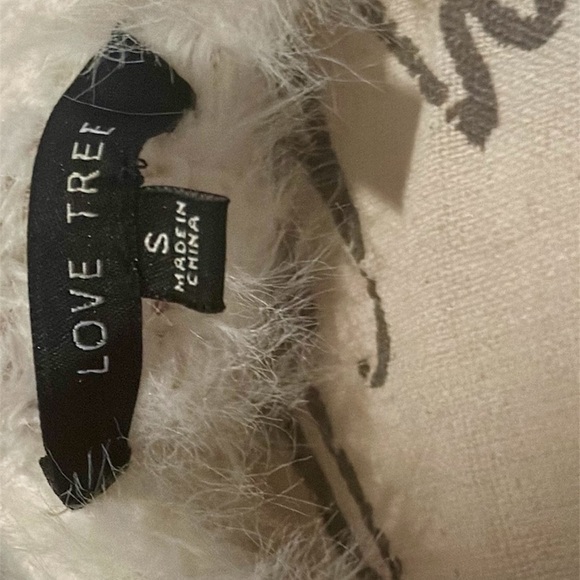 Love Tree NWOT Warm White Loose-fitting Furry Sweater size Small - Picture 5 of 6